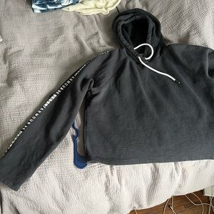 Cropped black sweatshirt